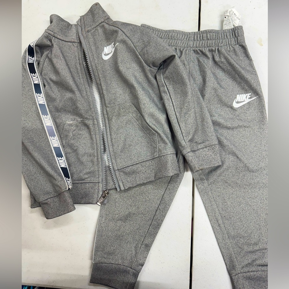 Toddler boy Nike sweat outfit - size 24M
